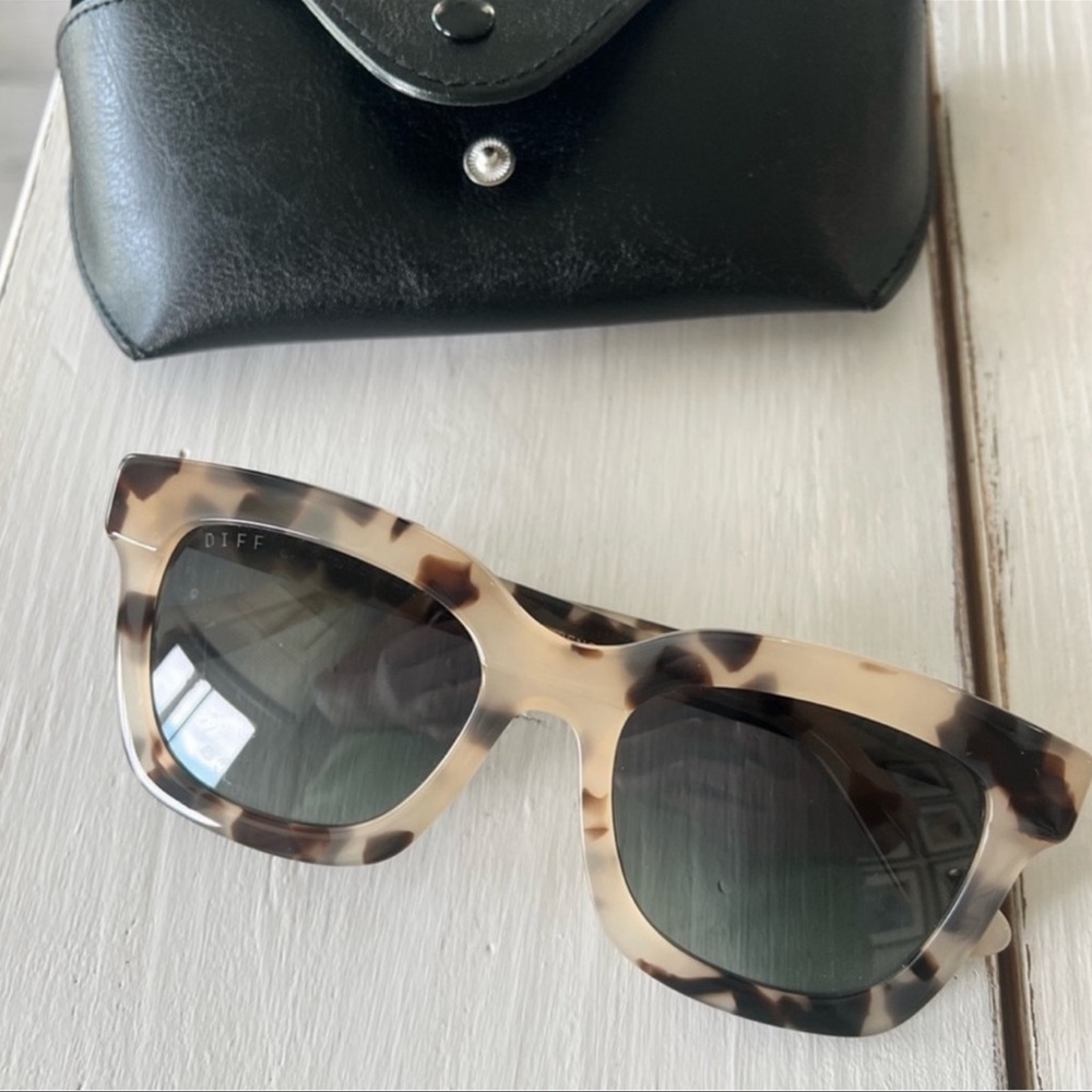 Diff sunglasses with case